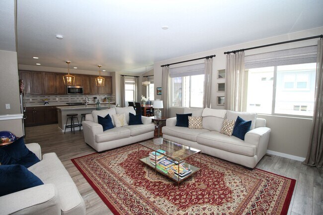 Building Photo - Amazing 4bdrm home in Forest Lakes