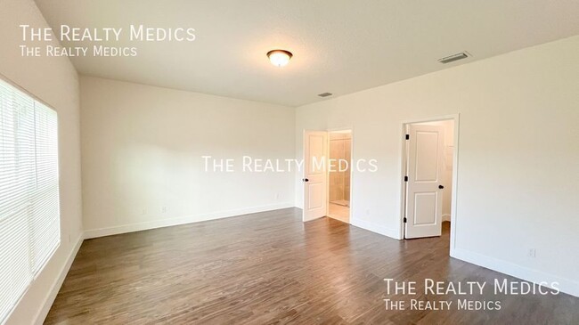 Building Photo - 905 Toluca St SE