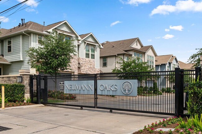 Building Photo - 5003 Lehman Oaks Dr