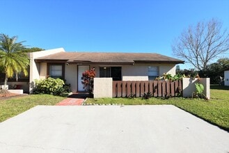 Building Photo - UPDATED 3BR 2BA East Orlando END UNIT in R...