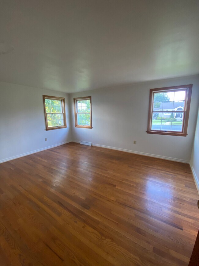 Building Photo - 420 E Maple St