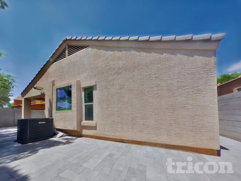 Building Photo - 7115 N 72nd Dr