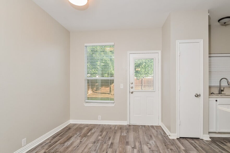 Building Photo - 908 Chickesaw Ln