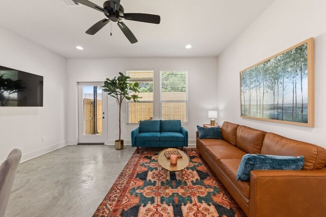 Building Photo - 406 Highland Oaks Ln