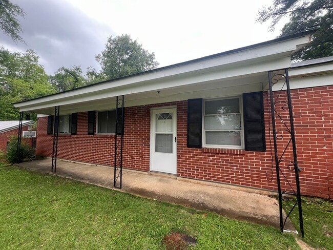 Building Photo - 4 bedroom  2 bathroom single family home