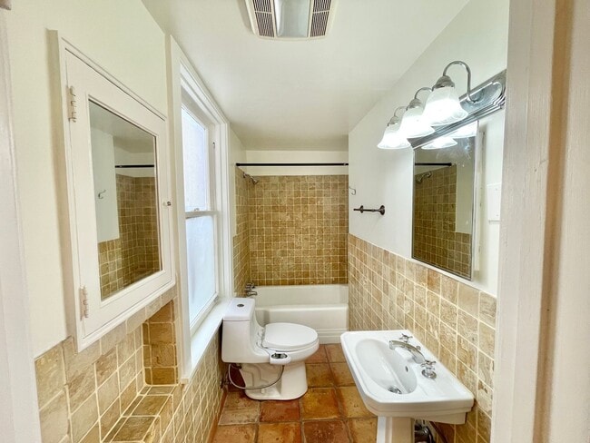 Building Photo - 1BR/1BA Garden Apartment! Laundry! Storage...