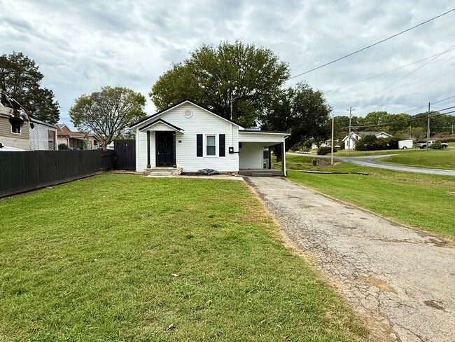 Building Photo - **1/2 OFF 1st Month Rent- 2 bedroom 1 bath...