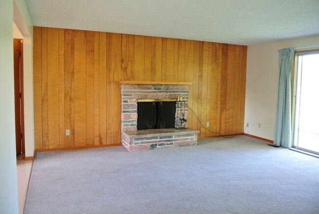 Building Photo - Conveniently Located 3 Bedroom Ranch Style Home with Large Fenced Backyard