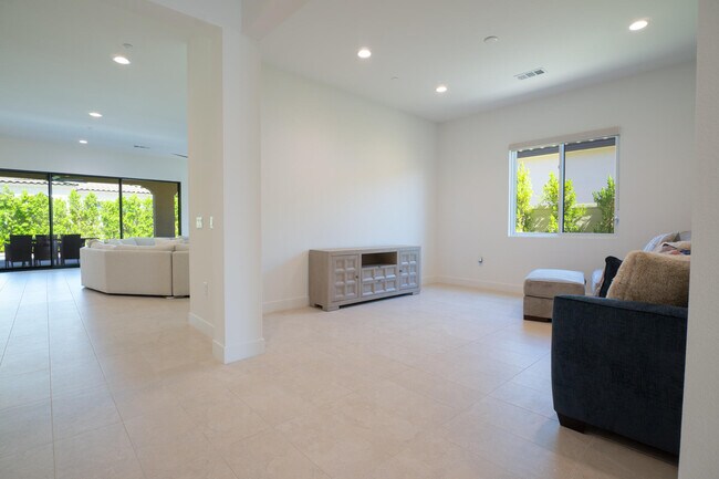 Building Photo - 57535 Cherrywood Pl