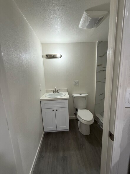 Building Photo - 10696 Walnut St