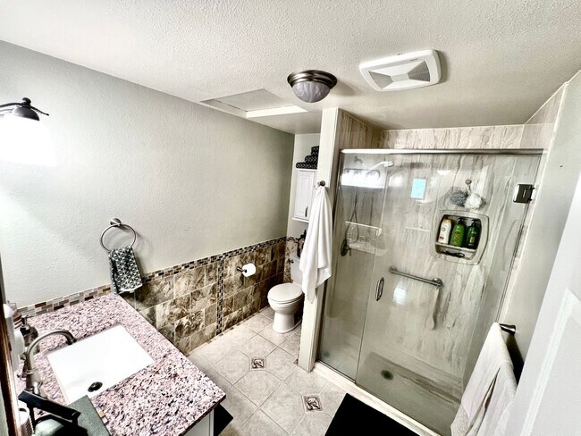 Building Photo - Beautiful Custom 3bd 2.5 bath Hardwood in ...