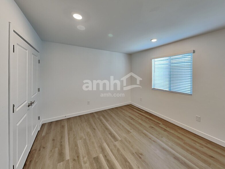 Building Photo - 6191 W Calle Lingo