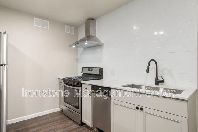 Building Photo - 2618 E 8th St