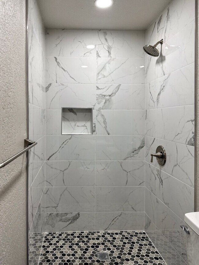 Building Photo - 4 Bedroom / 3 Full Bath