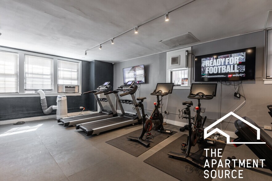 Building Photo - 1125 N La Salle Dr