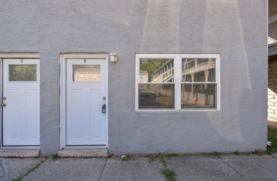 Building Photo - 464 E Norwich Ave