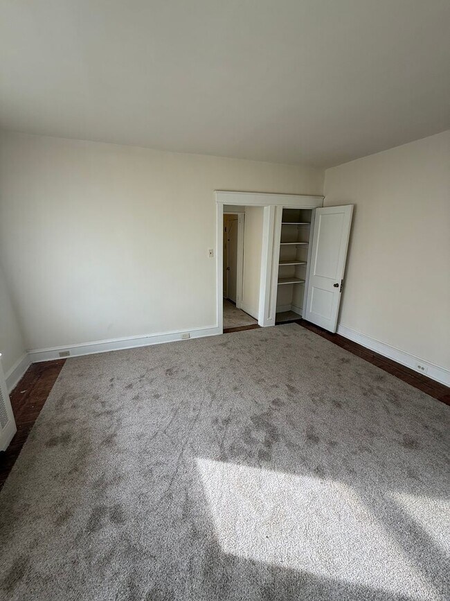 Building Photo - 633 Gilham St