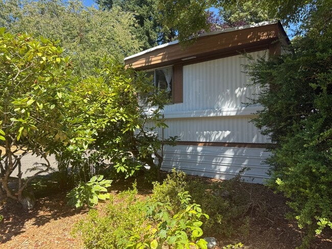 Building Photo - 2 bedroom 1 bath single wide located in Ho...