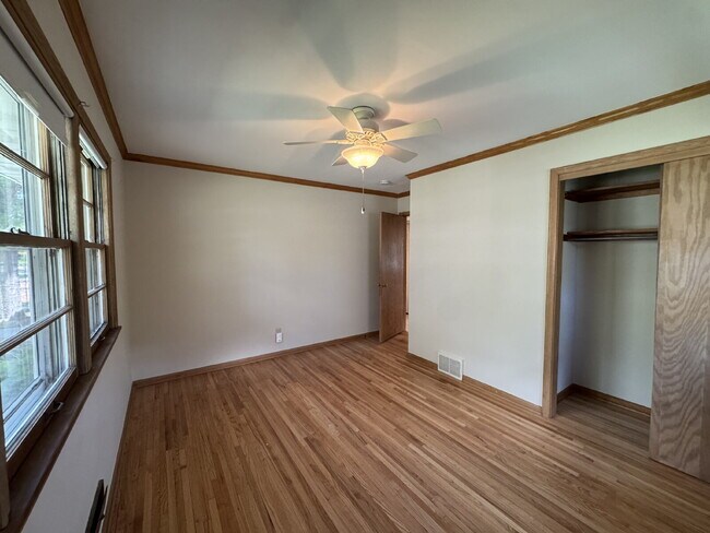 Building Photo - Charming 3-Bed Oasis with Fireplace & Finished Basement in Richfield!
