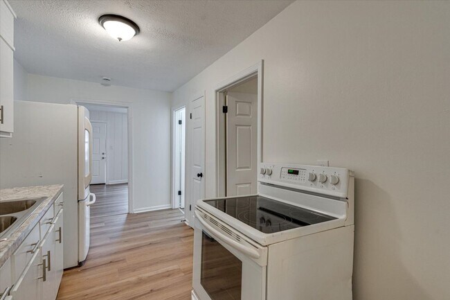 Building Photo - 105 S Howell Ave