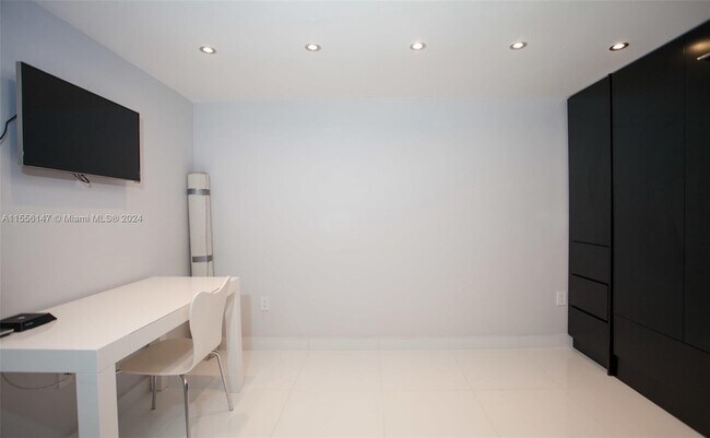 Building Photo - 400 S Pointe Dr