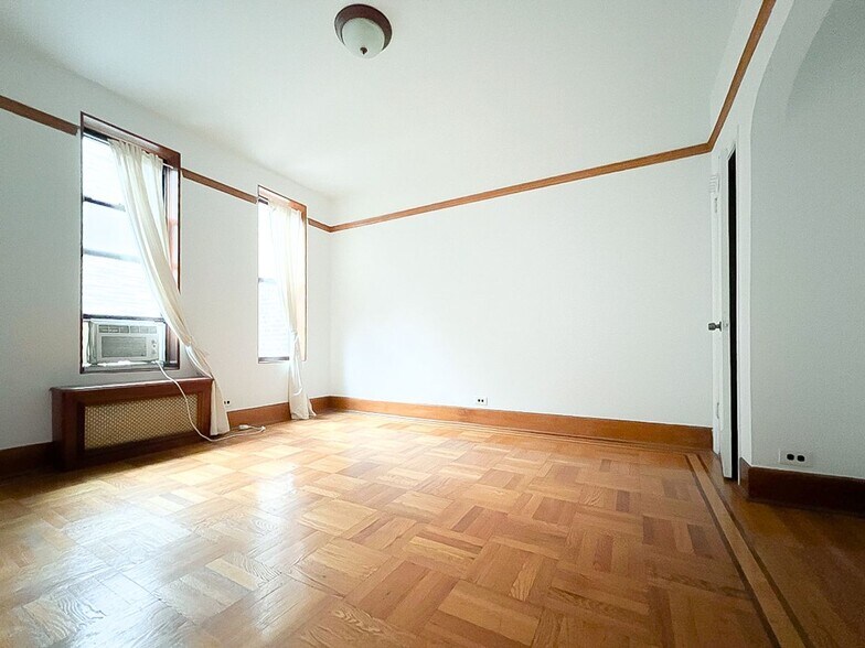 Building Photo - METROPOLITAN AVENUE