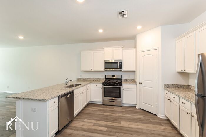 Building Photo - 2927 Jackson Smt