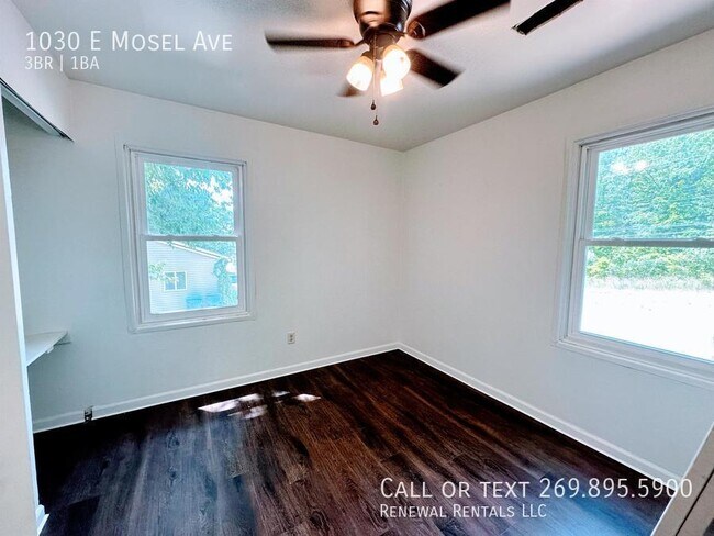 Building Photo - 1030 E Mosel Ave