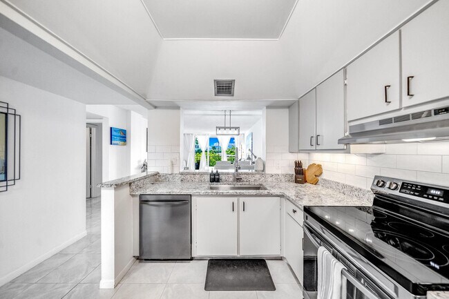 Building Photo - 3581 S Ocean Blvd