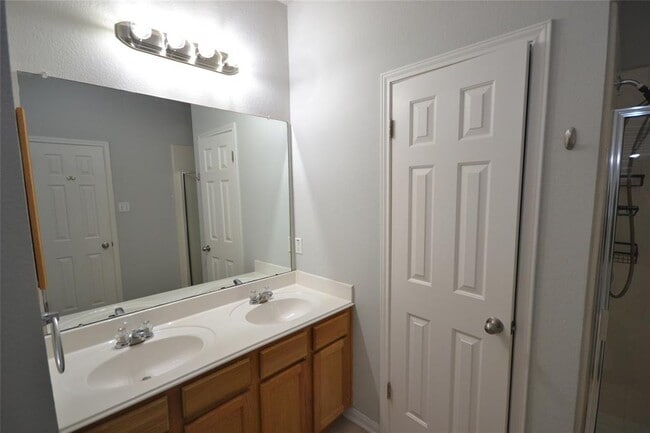 Building Photo - 1501 Encino Dr