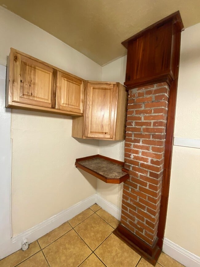 Building Photo - 2 bedroom, 1 bathroom house, fenced yard, ...