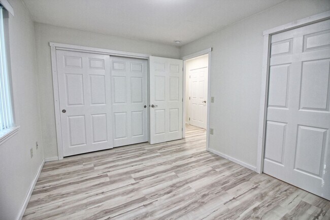 Building Photo - Updated and Renovated Ground Floor Condo f...