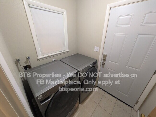 Building Photo - 622 W Laclaire Ln