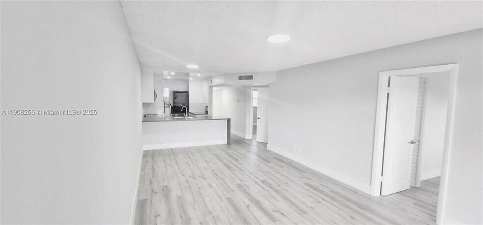 Primary Photo - 8040 Colony Cir N