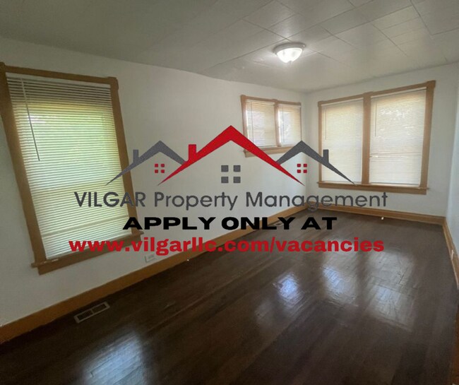 Building Photo - Spacious & Smart Layout! 3-bedroom, 1-bath...
