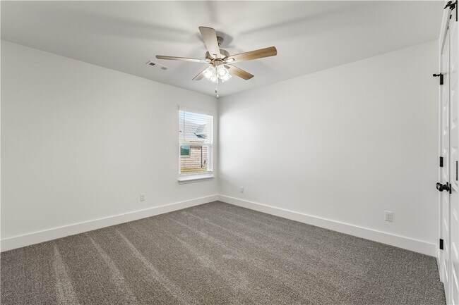 Building Photo - 800 Lewis St