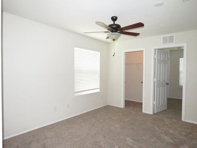 Building Photo - Beautiful Townhouse 3/2.5/2cg $2300mo