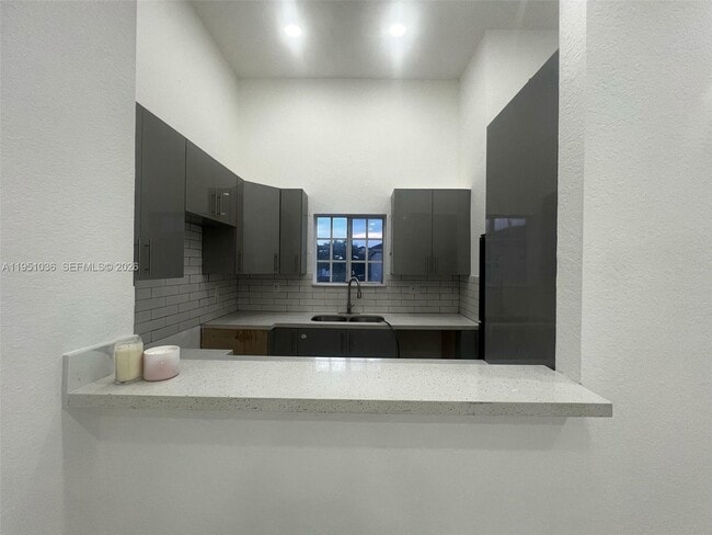 Building Photo - 355 E 4th St