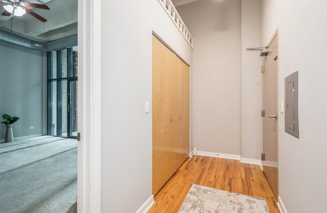 Building Photo - 1224 W Van Buren St