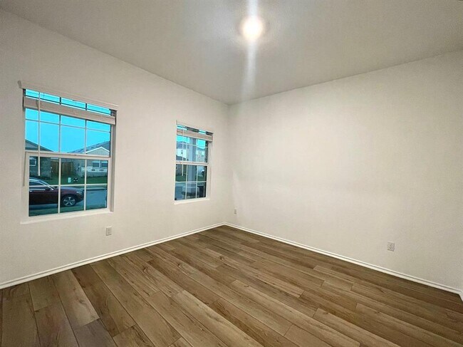 Building Photo - 433 Sebring Cir