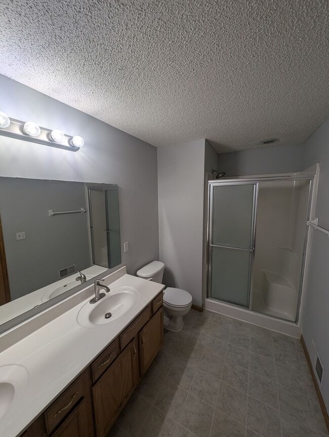 Building Photo - Updated 3BR Townhome in Eagan – Close to S...