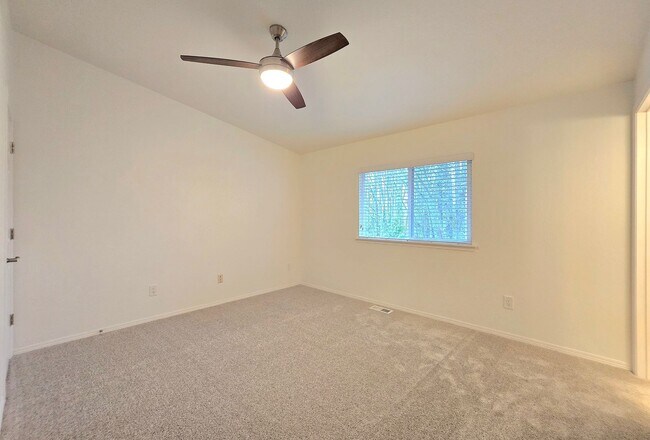 Building Photo - Spacious Home in Lake Stevens Available Now!  Pet Friendly