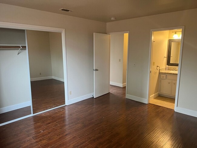 Building Photo - MARCH MOVE IN SPECIAL!! UPDATED 3 BEDROOM DUPLEX IN SACRAMENTO!