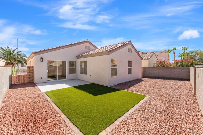 Building Photo - Modern Designer Remodel with Stylish Finishes & Spacious Outdoor Living!