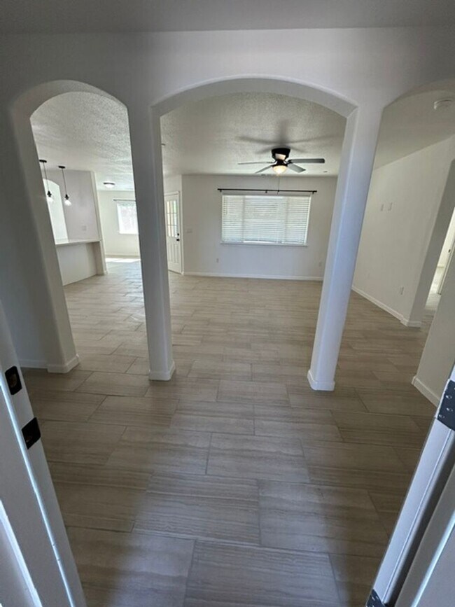 Building Photo - 820 N Cypress St