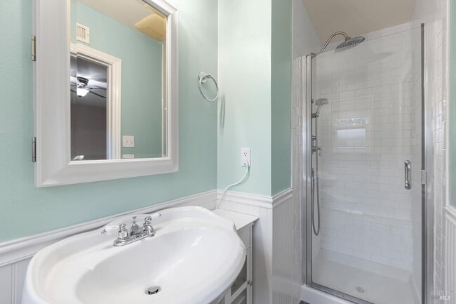 Building Photo - 700 Tamarack Dr