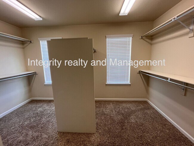 Building Photo - 4 Bed/3 Bath, 3,550 Sqft -1057 Clear Sky W...
