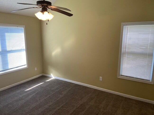 Building Photo - 3 Bed/2 Bath