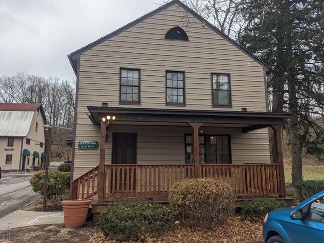 Building Photo - 3 BR Home Available Near Local Shopping