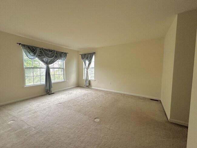 Building Photo - 3 bedrooms, 2.5 bathrooms
